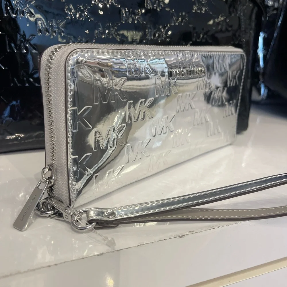 MICHAEL KORS Jet Set Larg Patent Logo Debossed Continental Wallet Wristlet Phone